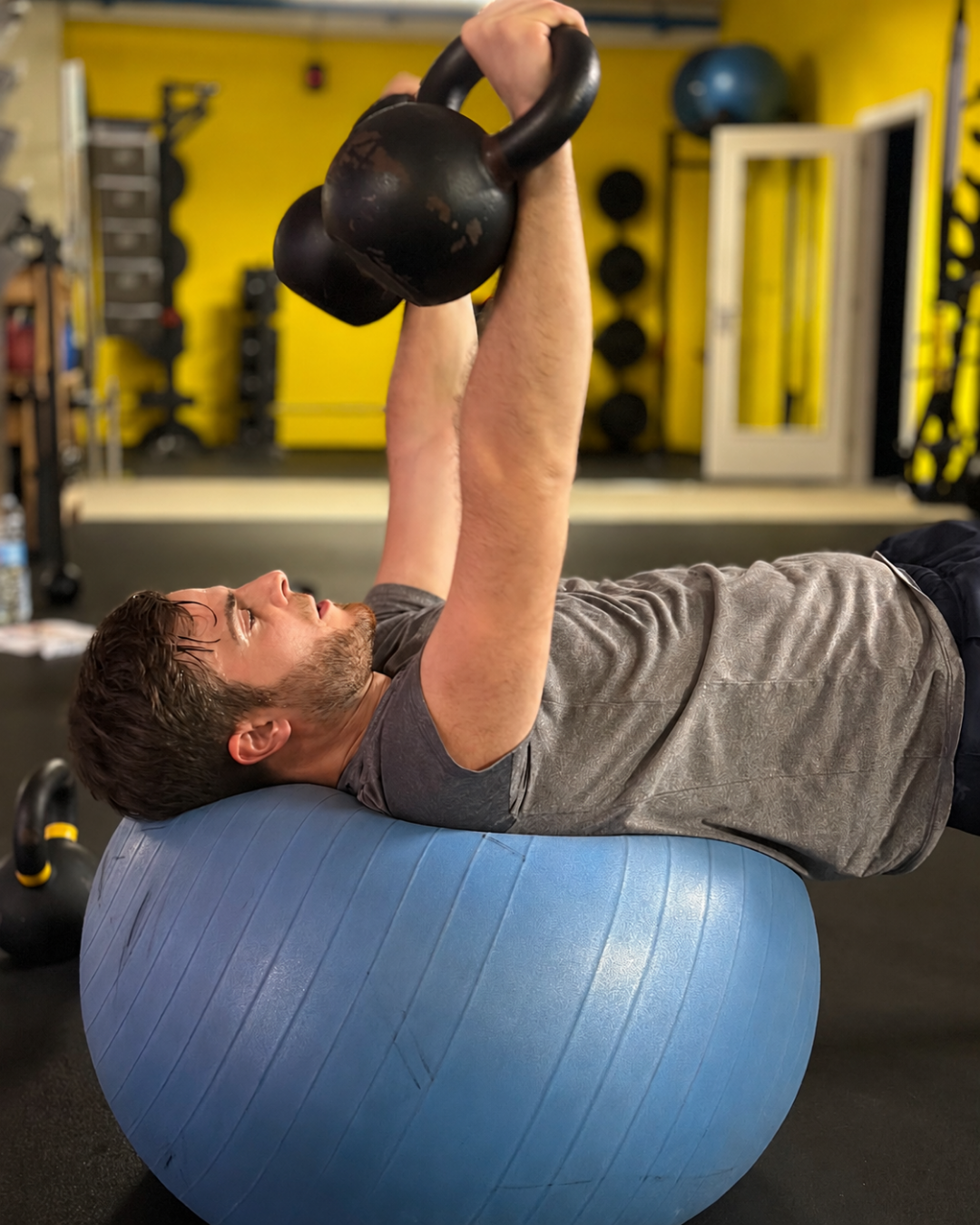 Allenamento stabilità con kettlebell su fitball